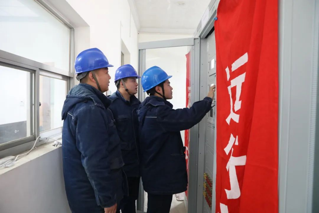 國網(wǎng)寶雞供電公司圓滿完成110千伏絳帳變?nèi)纠吓f設(shè)備改造 新一代測控設(shè)備引領(lǐng)智能電網(wǎng)升級